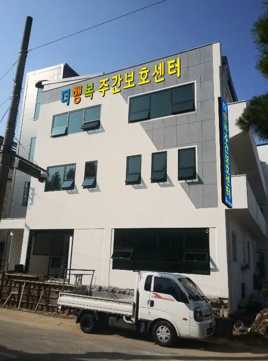 건물 전경입니다