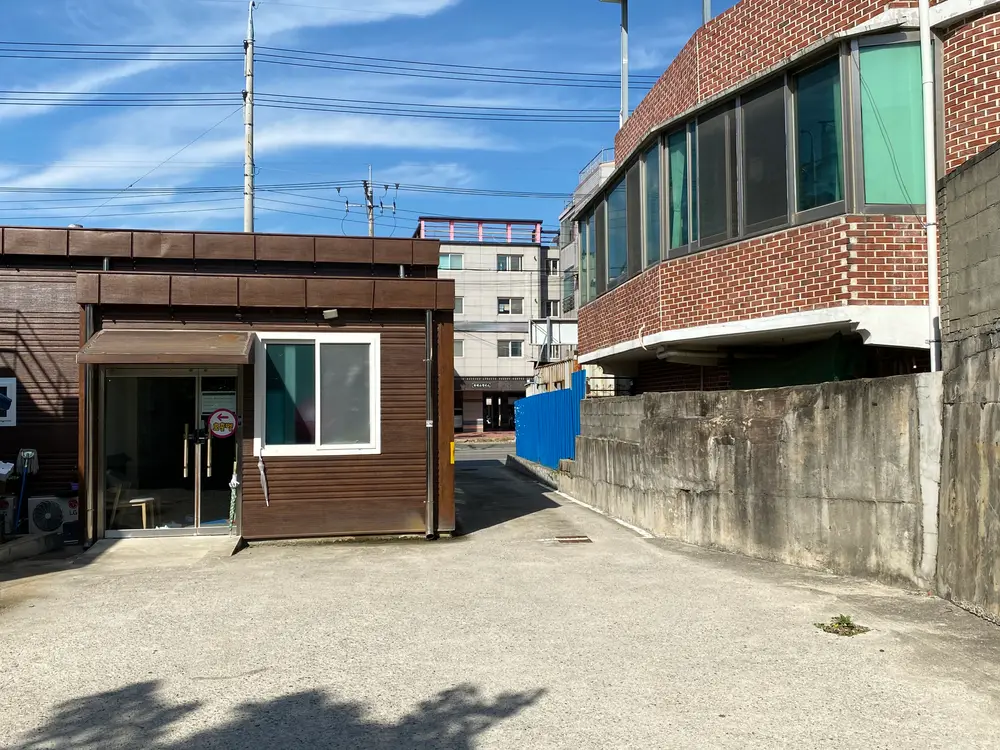 시설 뒷문
