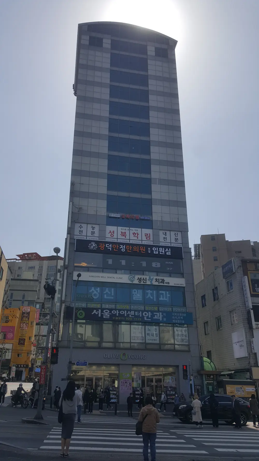 건물 외부 전경입니다