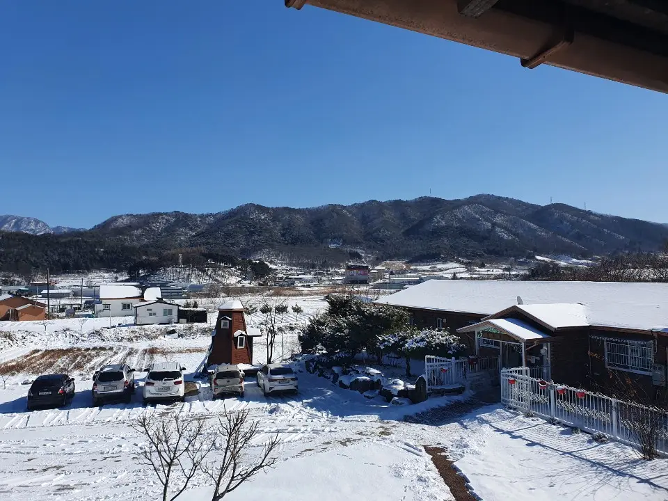 눈오는 날 천사의 집 전경