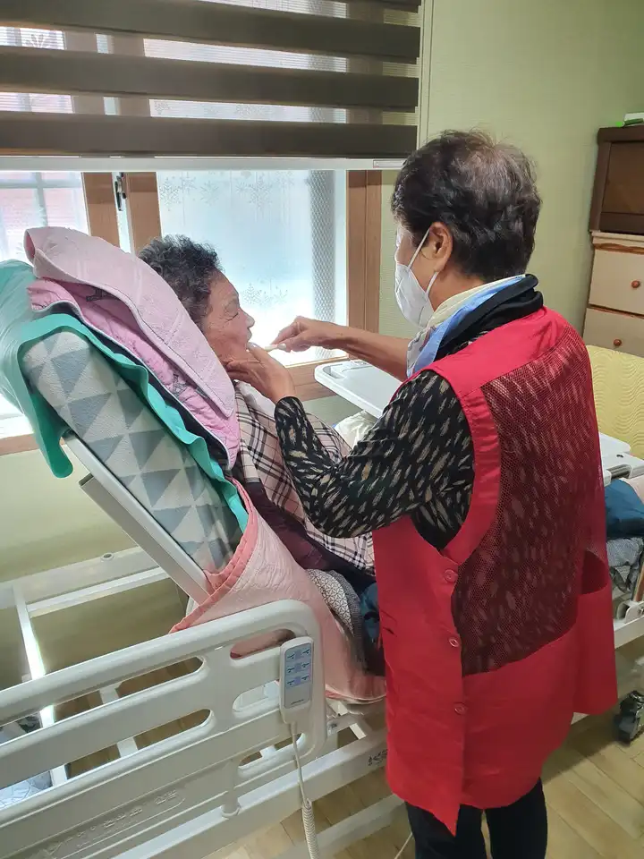 침상에 계시는 어르신 케어