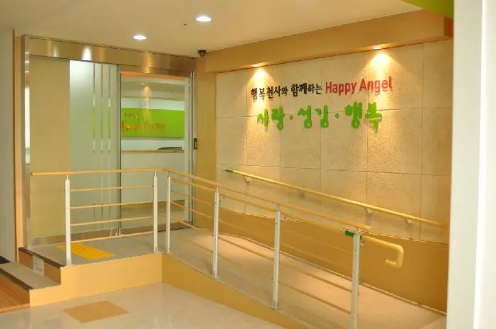 주출입구 경사로 및 계단