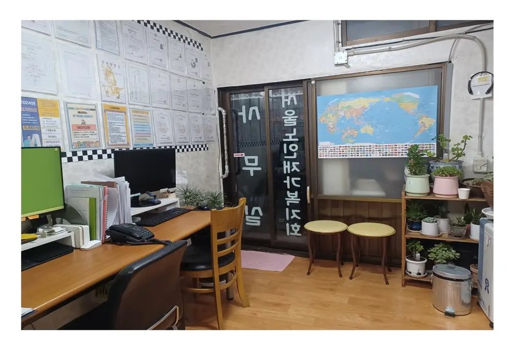 시설 안 배경