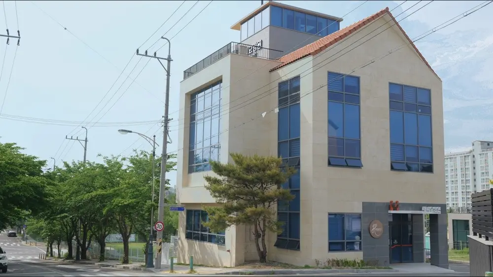 건물 외부 모습과 입구