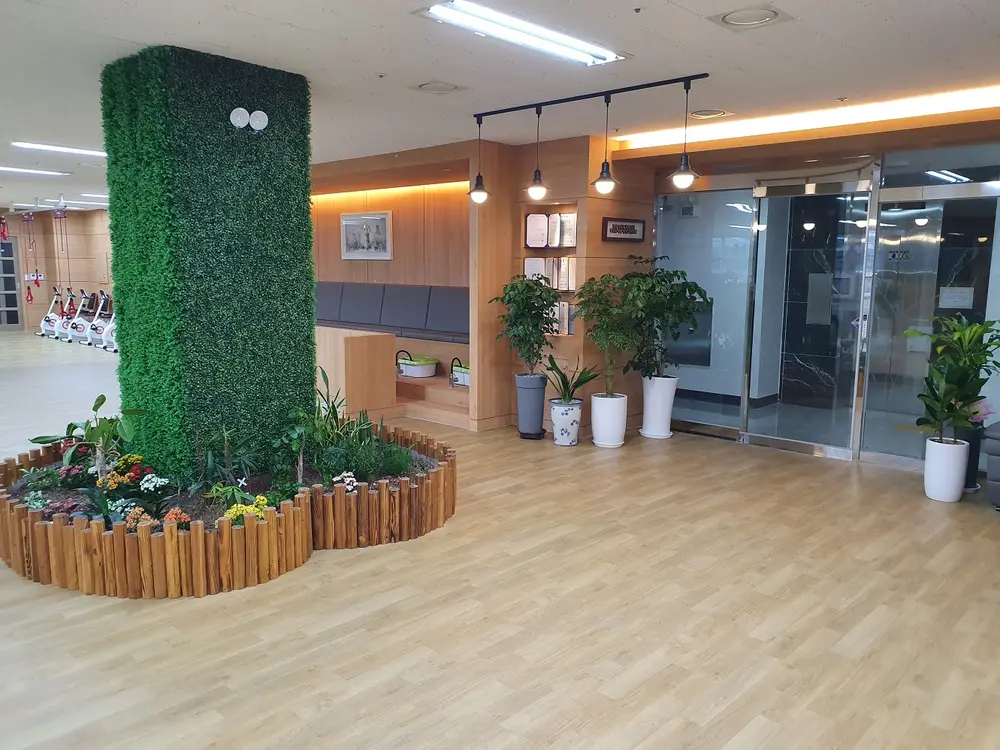 하트 화단을 배경으로