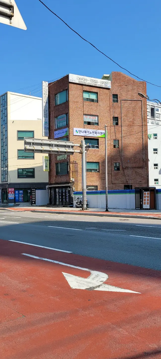 사무실 외곽 옆면