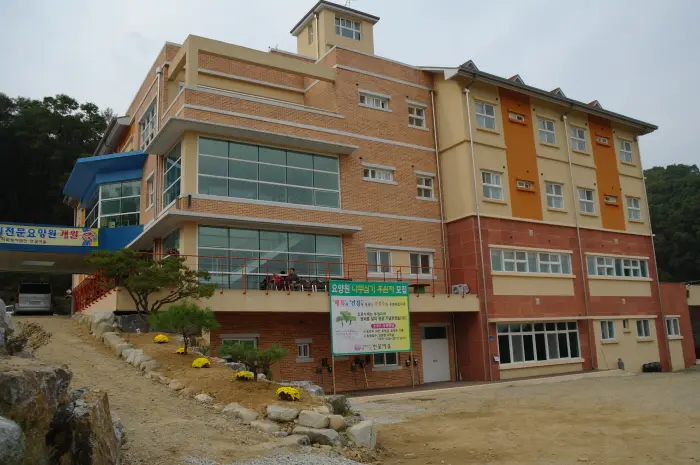 아랫쪽에서 본 건물전경입니