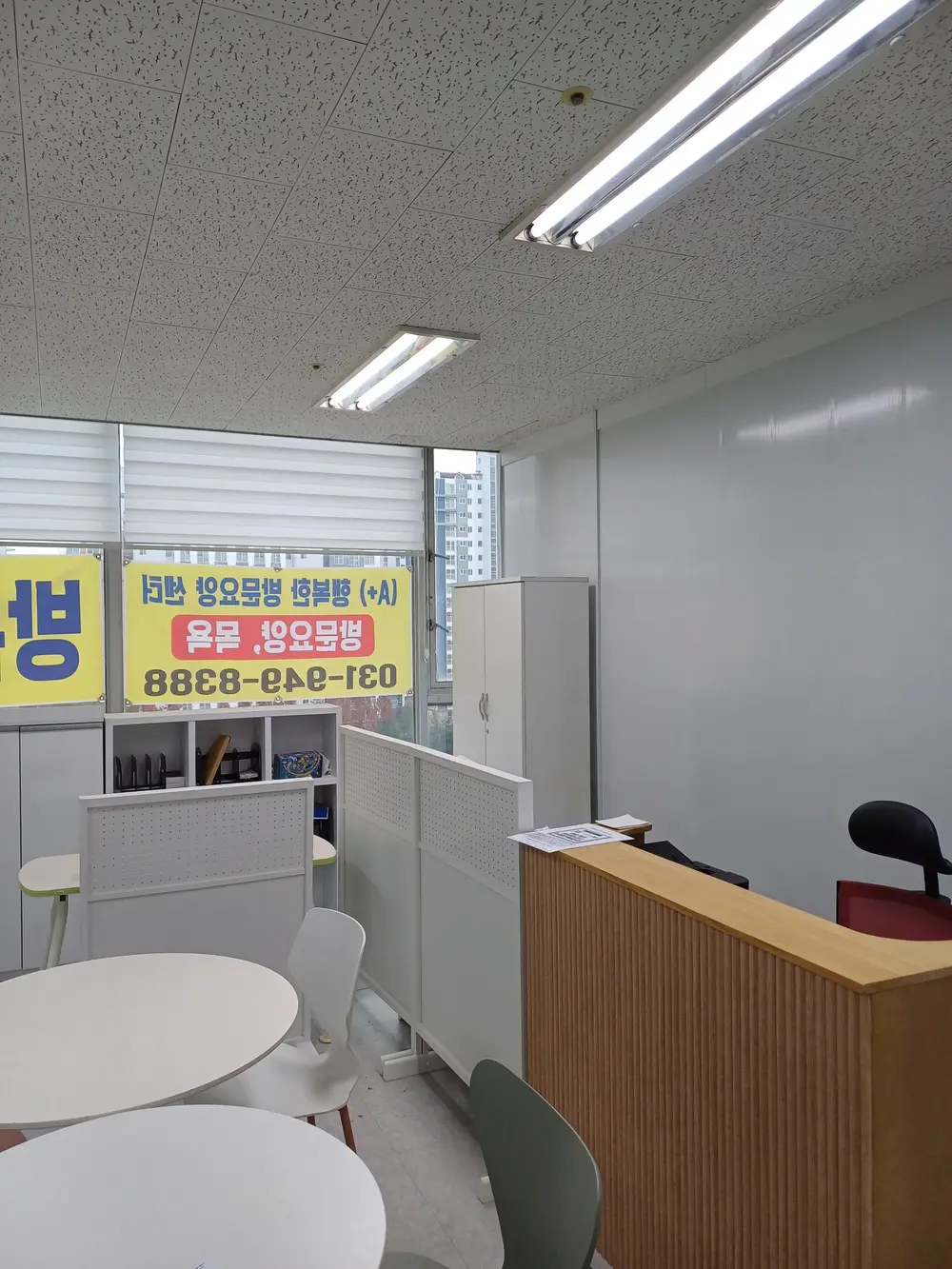 센터 출입문 및 내부 사