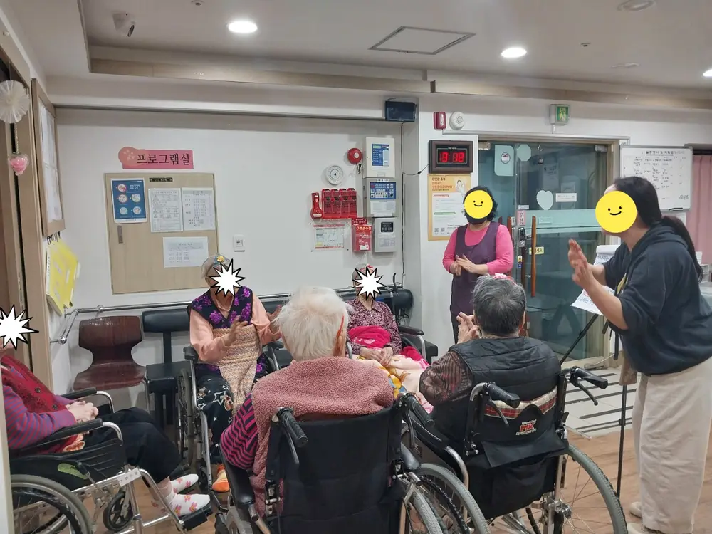 요양원 출입구 및 실내전경