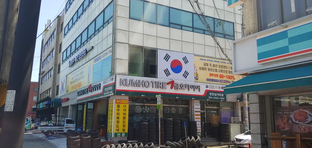 시설 외부 골목쪽 전경