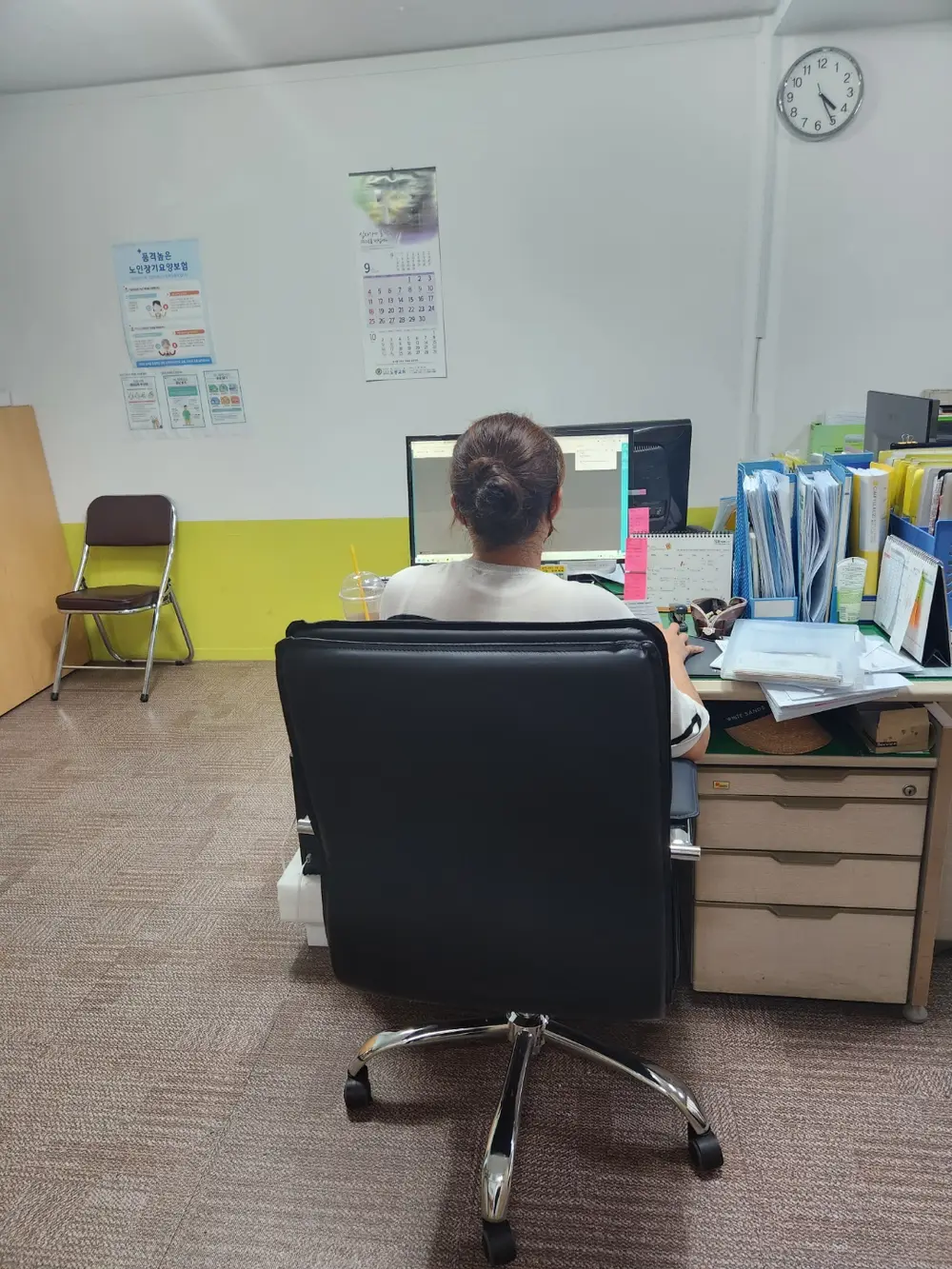 사회복지사 집무중