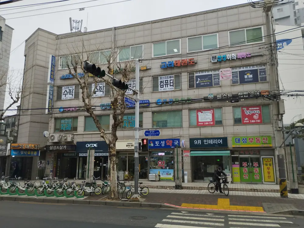 건물 전경(건물 내부로 들