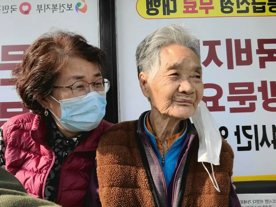 따사로운 가을햇살 받으며