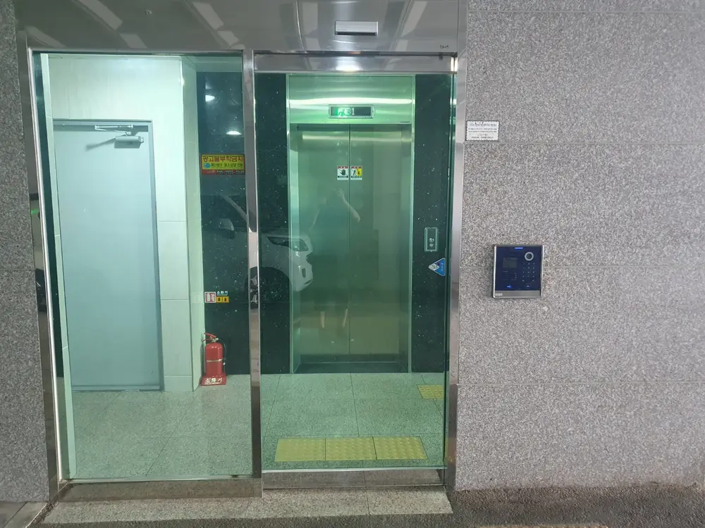 현관 엘리베이터 입니다