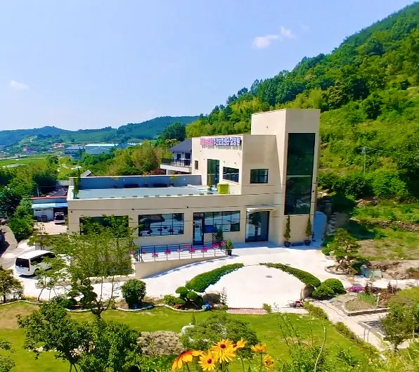 시설 외부 전경 사진입니다