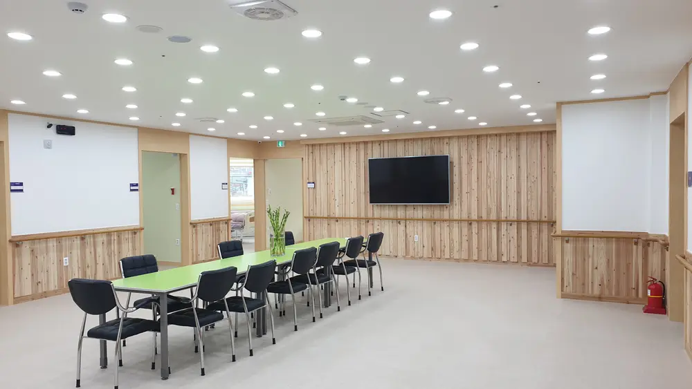 넓고 세련된 공간